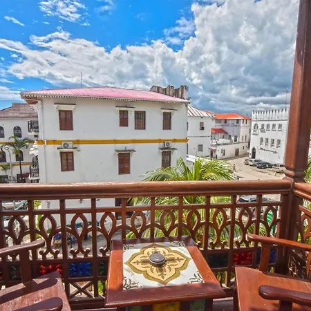 Tembo House Hotel y Apartamentos